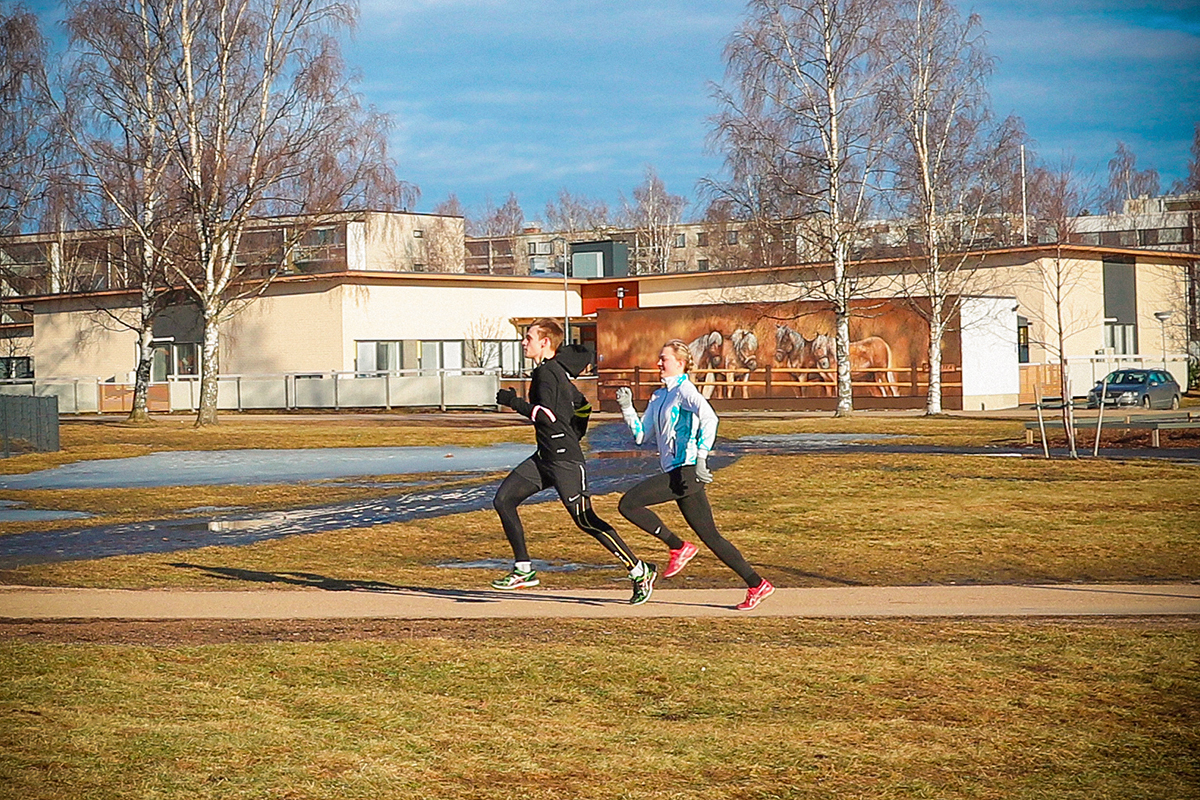 Juoksijat sprinttaavat läpi Hollihaan puiston.