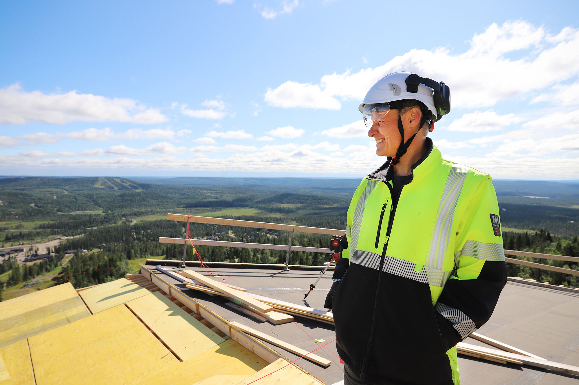 Hotelliyrittäjä Juha Kuukasjärvi tunturihotellin katolla.