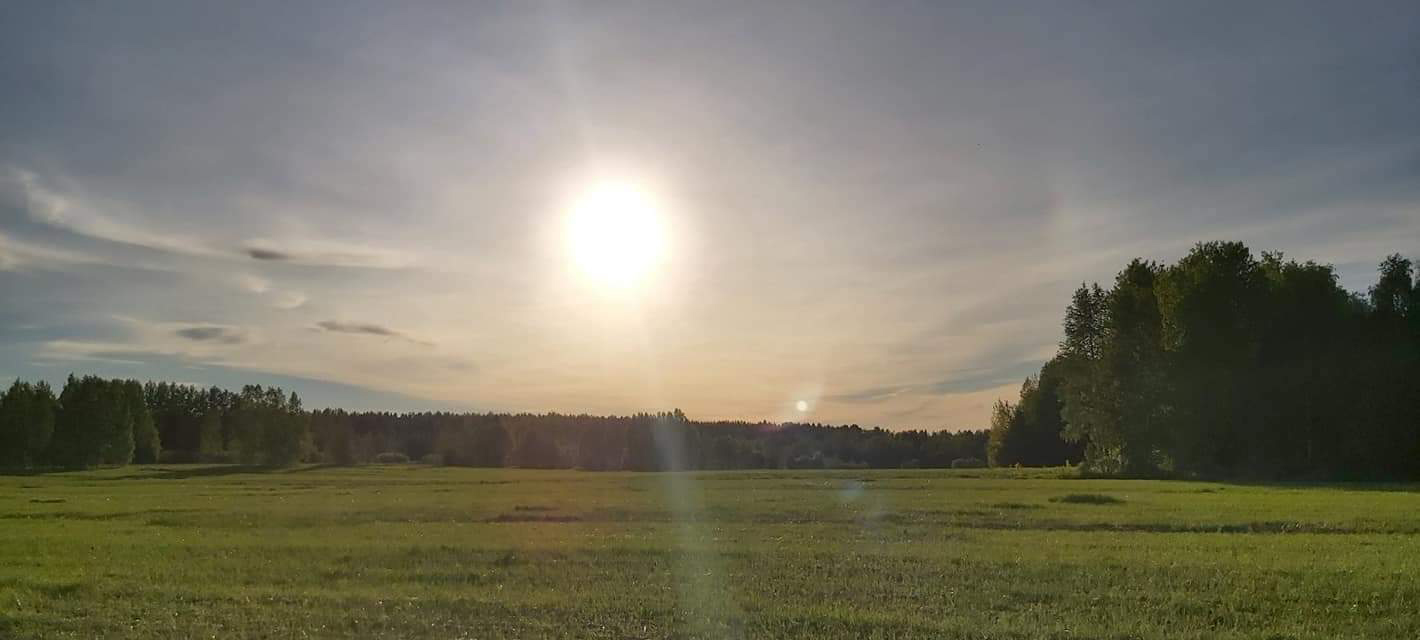 Auringonpaistetta Pikkaran peltojen yllä.