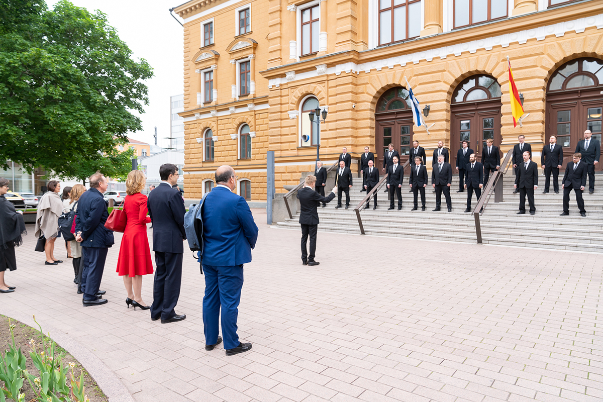 Tytti Tuppurainen, Juan Gonzalez-Barba Pera ja mieskuoro Huutajat