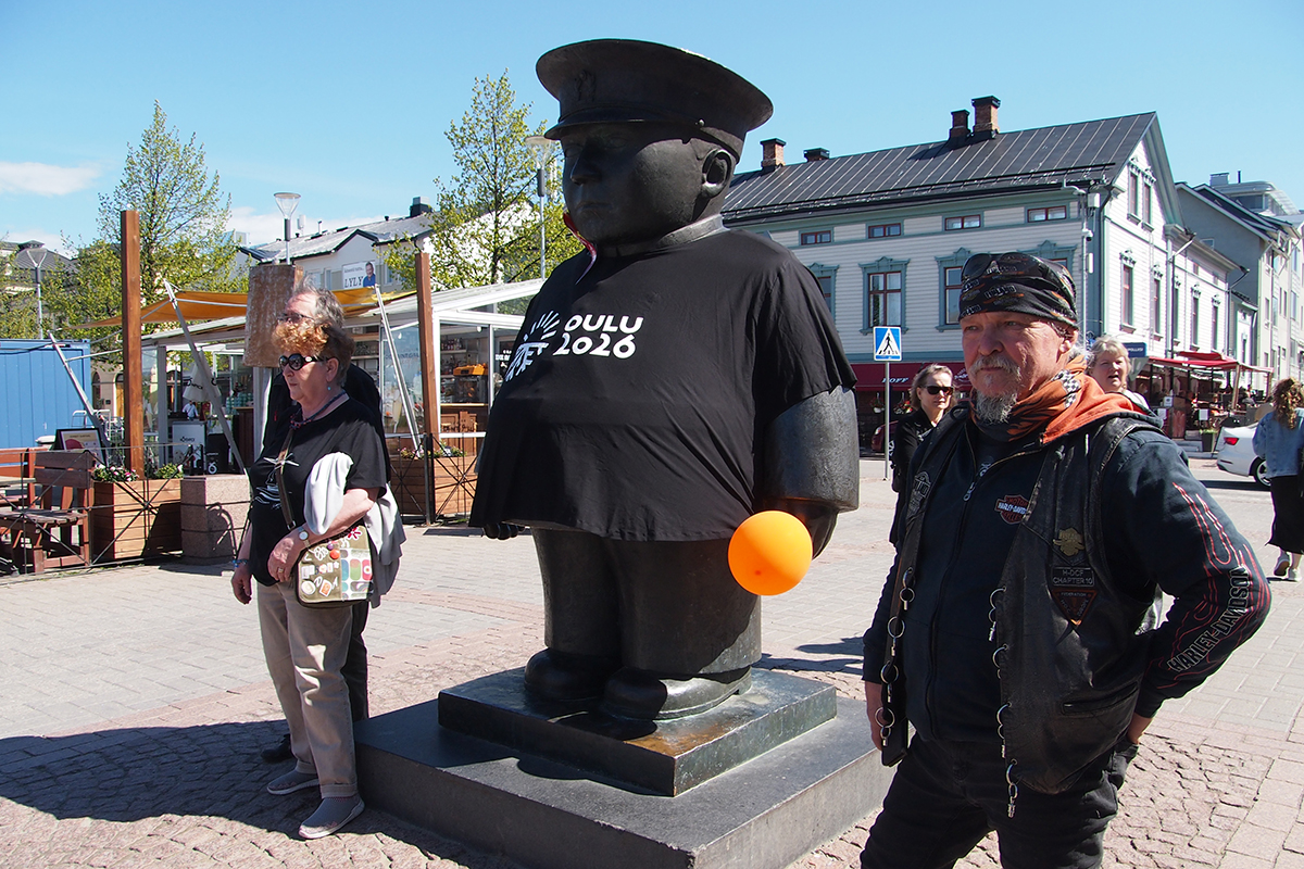 Oululainen Hannu Pelkonen ja Toripolliisi iloitsevat Oulun voitosta.