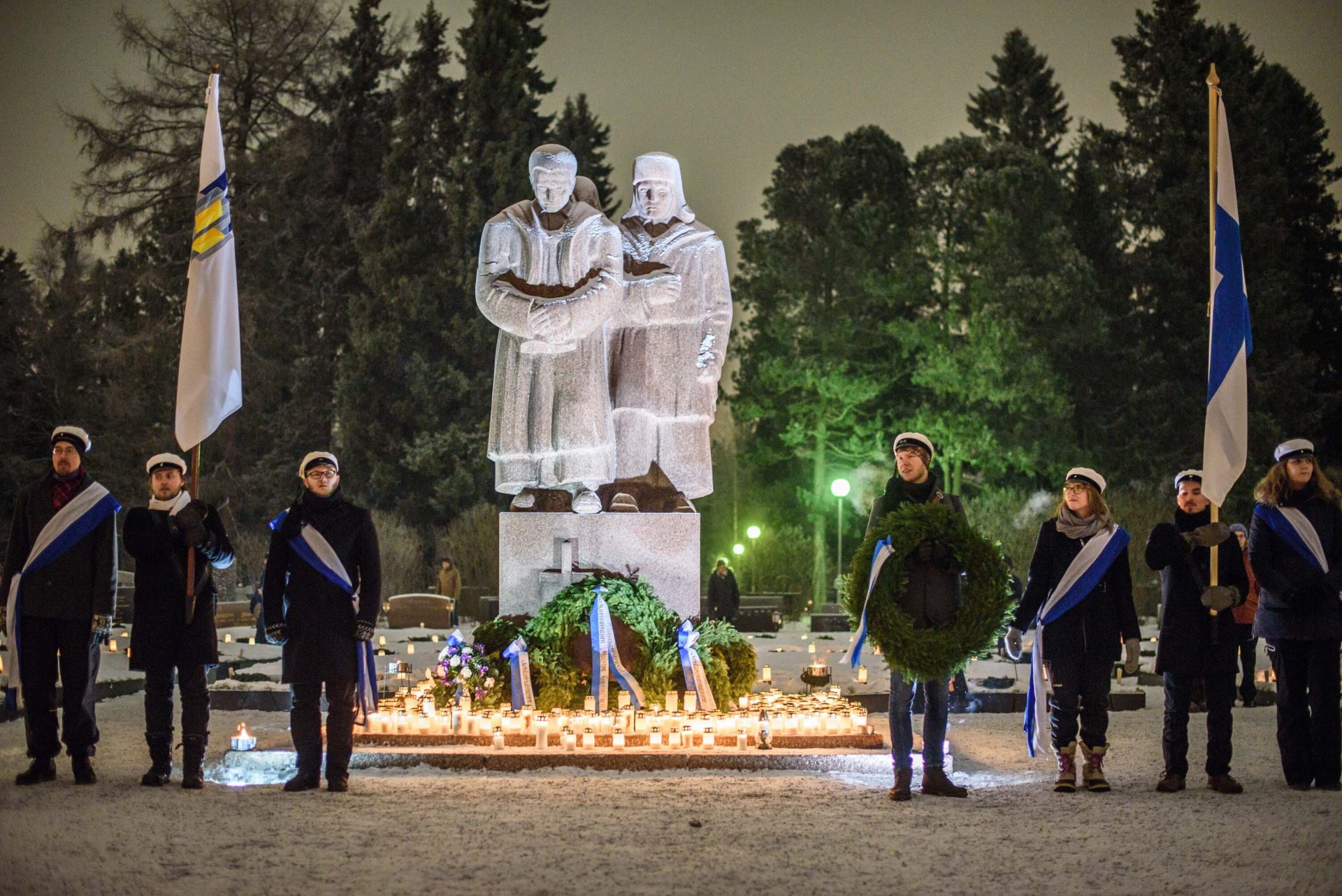 Ylioppilaskunnan soihtukulkue kulkee itsenäisyyspäivänä kauppatorilta 