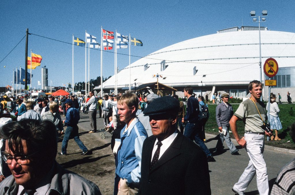 Arkistokuvassa maatalousnäyttelyn yleisöä.