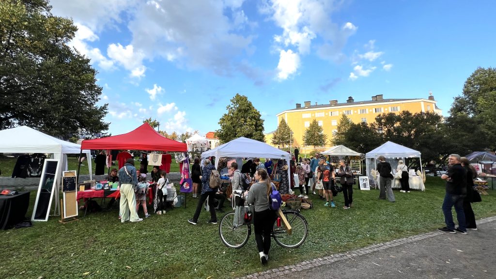 Ihmisiä tapahtumassa puistossa.