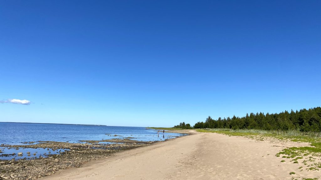 Merenrannan hiekka-alue, uimaranta Oulunsalossa, joka rajautuu metsään.