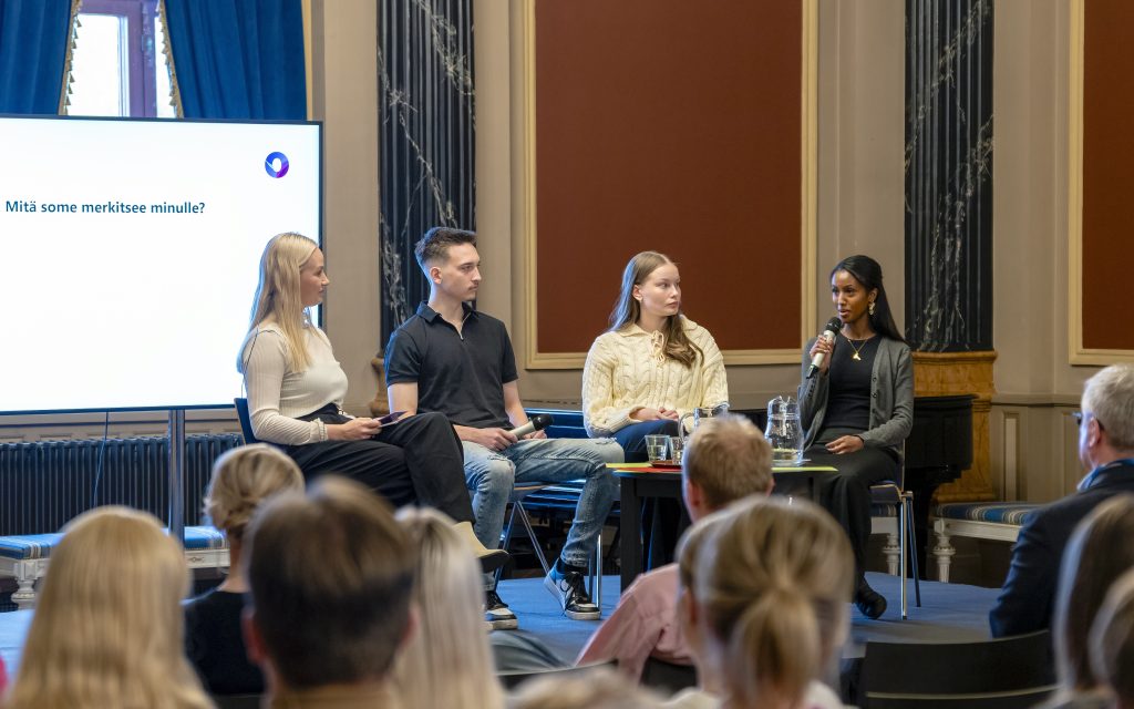 Eerik Heikura (toinen vas.), Kerttu Ek ja Sara Gebremedhin toivat Essi Lampun vetämässä somen vaikutusta pohtineessa keskustelussa esille syvän huolensa somealustojen omistajien vastuuttomuudesta.