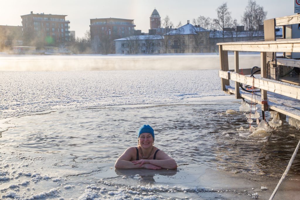 Nainen poseeraa avannossa.